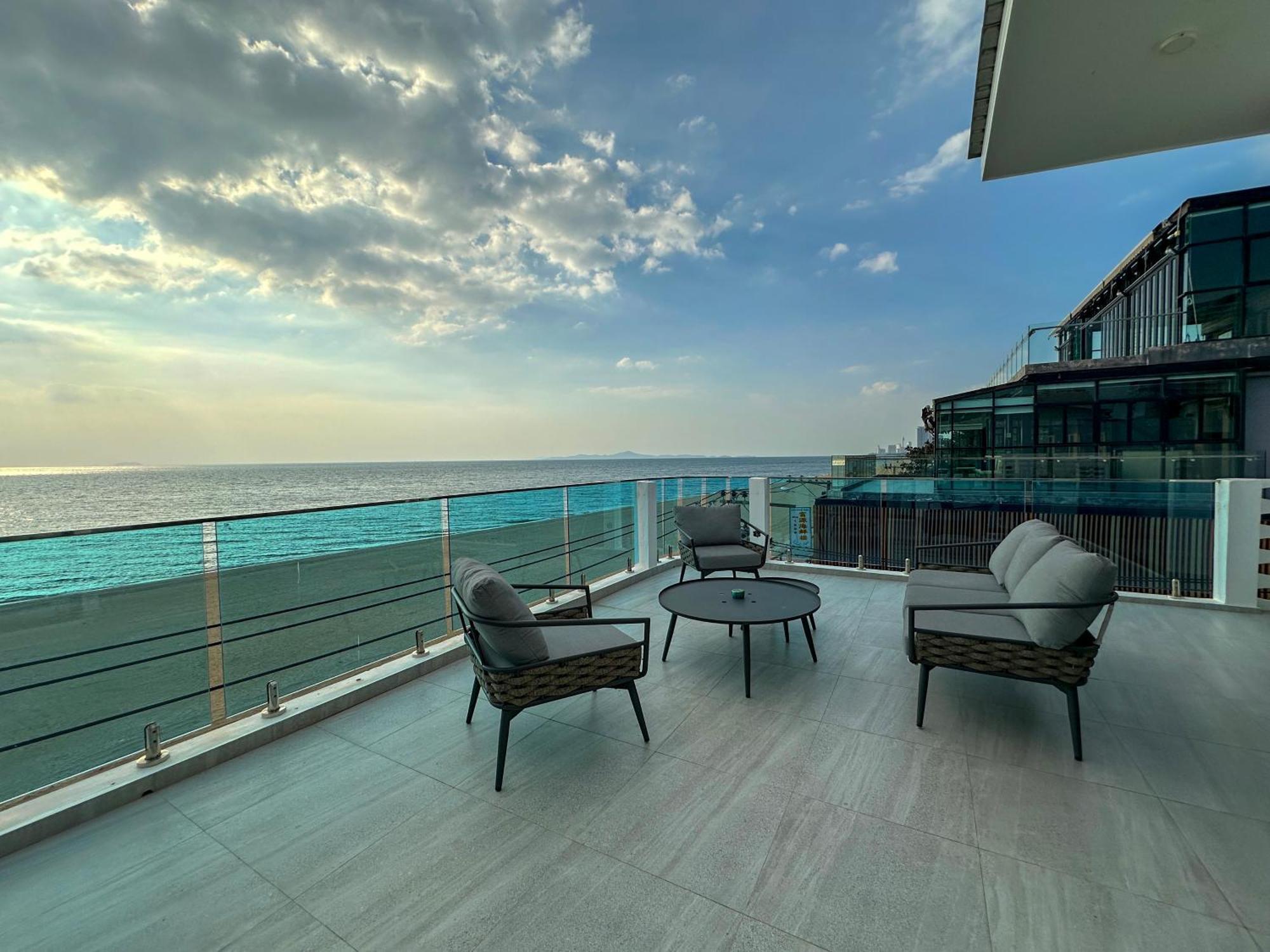 Stunning Beachfront View Luxurious Apartment 40 Jomtien Beach Exteriör bild