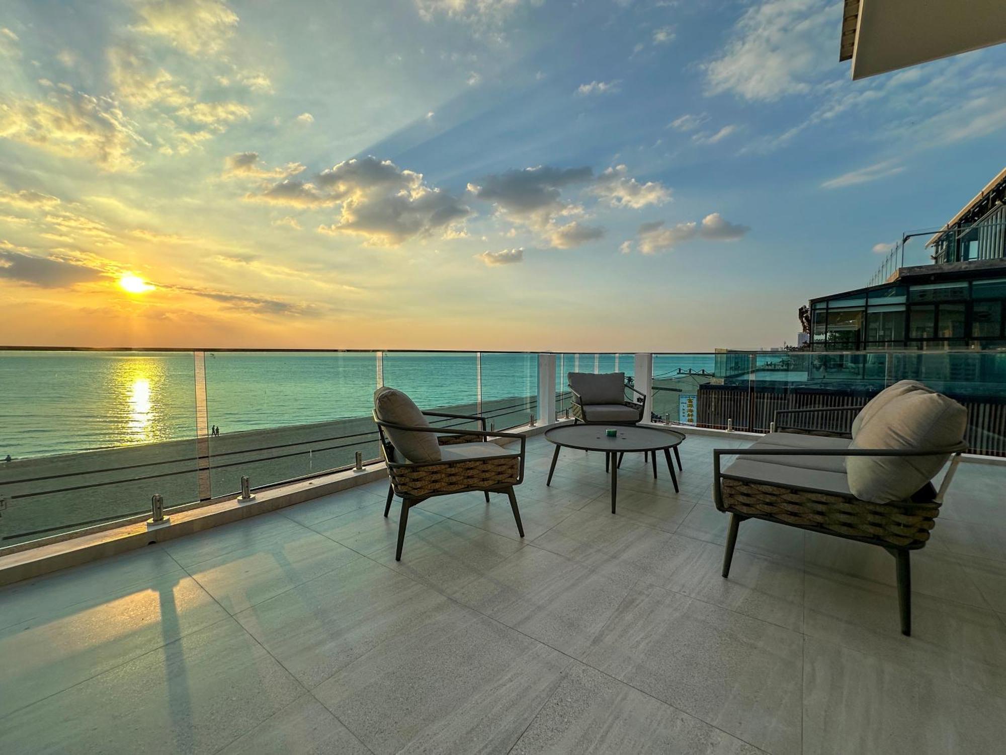 Stunning Beachfront View Luxurious Apartment 40 Jomtien Beach Exteriör bild