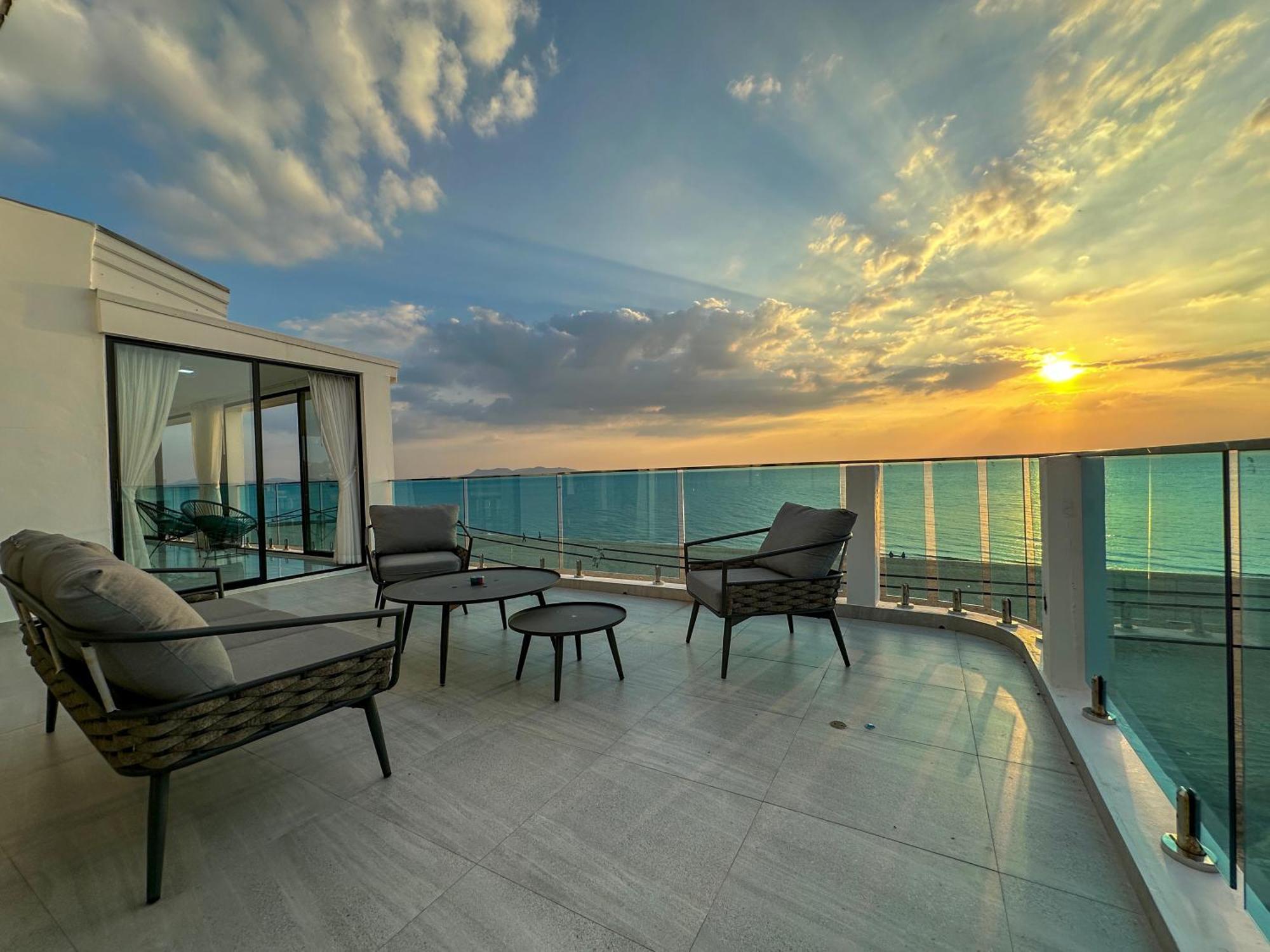 Stunning Beachfront View Luxurious Apartment 40 Jomtien Beach Exteriör bild
